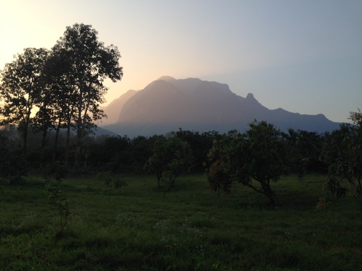 La campagna di Chiang Dao circondata da montagne carsiche 