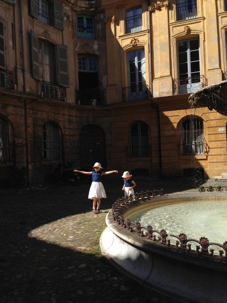 Bambini che giocano in una piazzetta di Aix en Provence