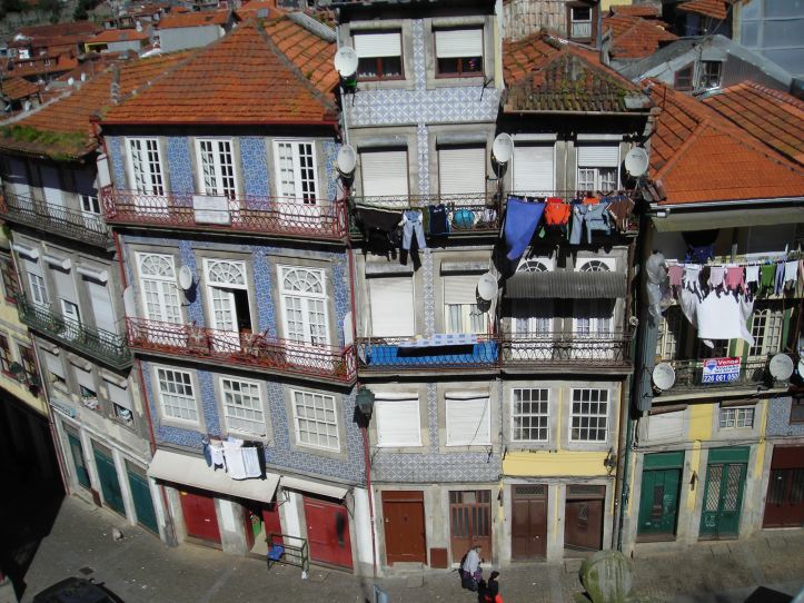 Colorate facciate del quartiere di Riberira,ricoperte di azulejos e con i panni alle finestre. Porto, Portogallo