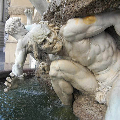 Dettaglio di una fontana, statue di marmo