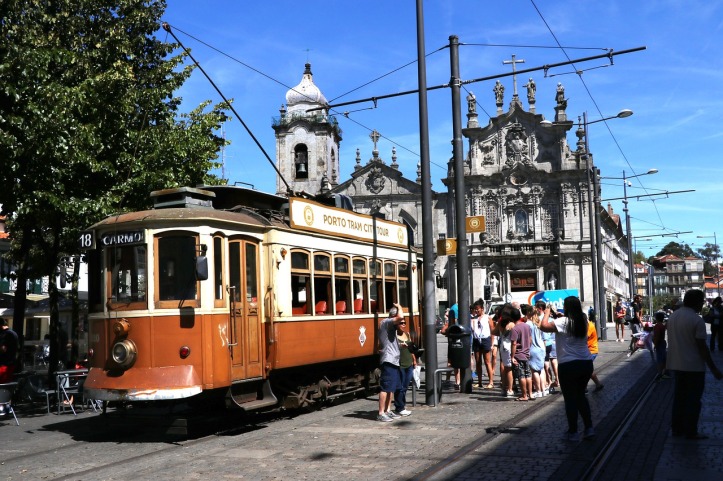 Fermata del tram di Porto davanti alla chiesa gotica di San Francesco