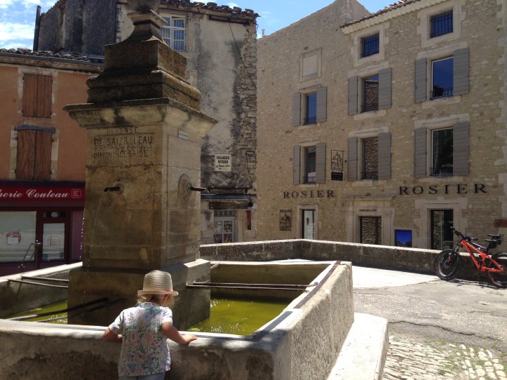 Fontana pittoresca nella piazza di Gordes, Provenza