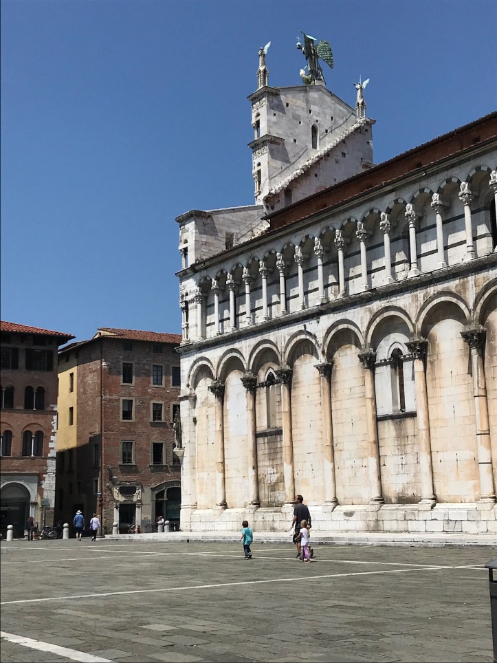 Bambini a piazza San Michele, Lucca