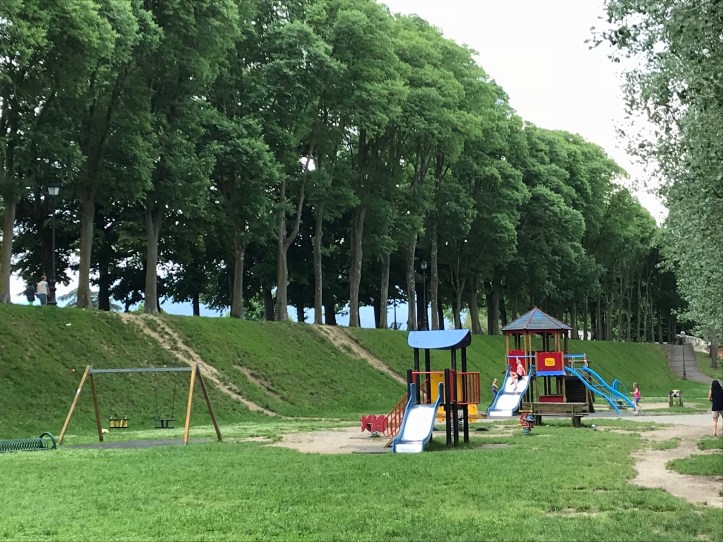 Parco giochi ai piedi delle mura di Lucca