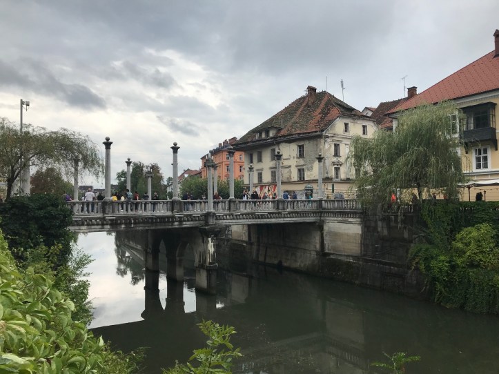 Il fiume di Lubiana con cielo minaccioso di pioggia, Slovenia
