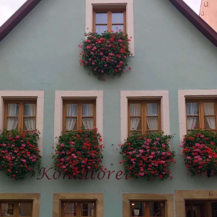 Casa con finestre fiorite a Rothenburg ob der Tauber