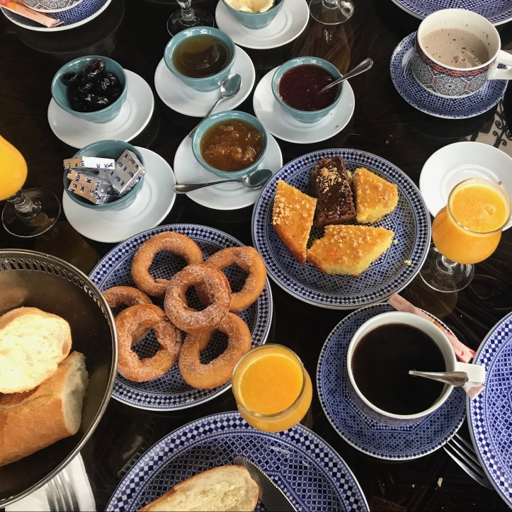 Tavola imbandita di un’abbondante colazione marocchina