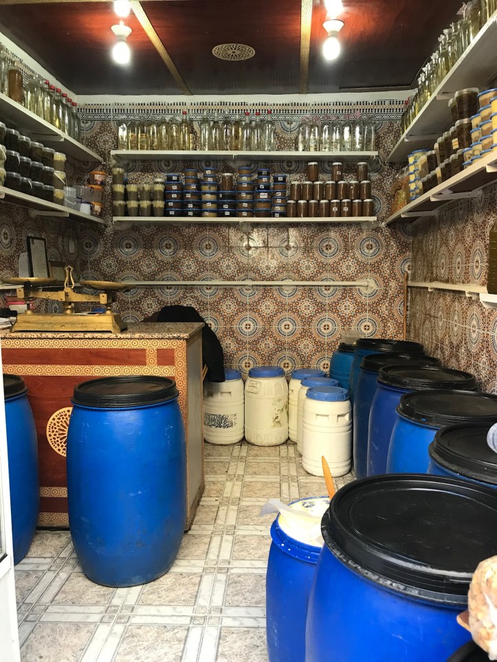 Barili blu e maioliche marocchine in un negozio di Fes