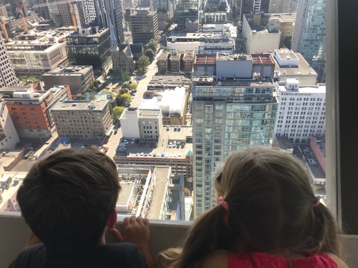 Bambini guardano Vancouver dall’alto della torre panoramica 