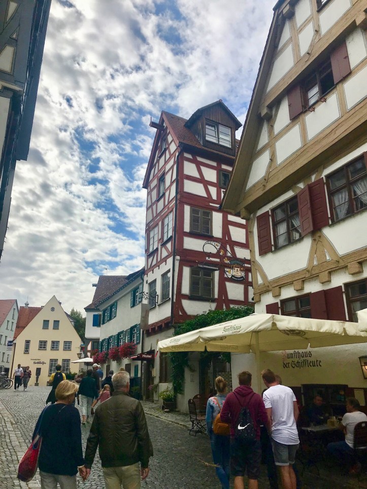 Una strada di Ulm con le sue tipiche case a graticcio