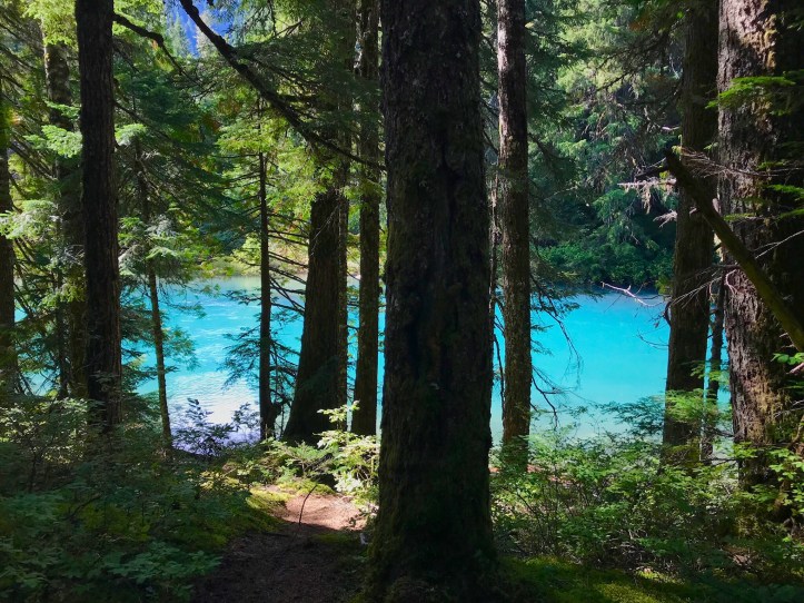 Lago dall’acqua turchese nella Columbia Britannica