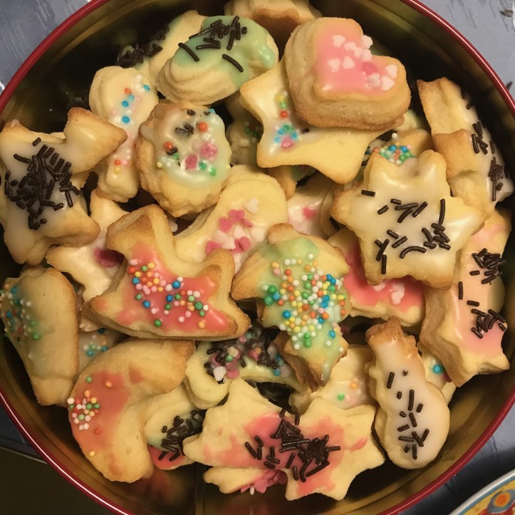 Scatola di latta con biscotti tedeschi tradizionali di Natale 