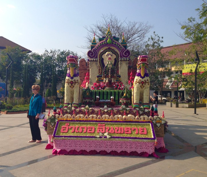 Carro decorato con i fiori al festival dei fiori di Chiang Mai 