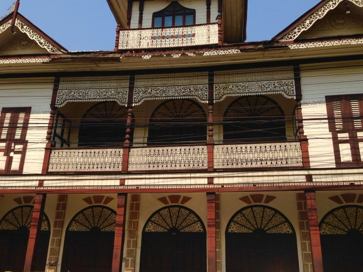 Facciata di una casa antica dall’ architettura in stile Lanna, Lampang, Thailandia 