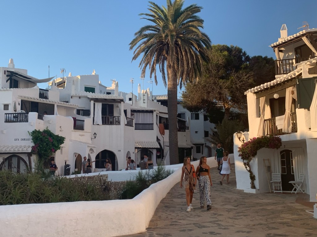 Tipico villaggio mediterraneo dalle case bianche, Binibeca Vell, Minorca, Spagna