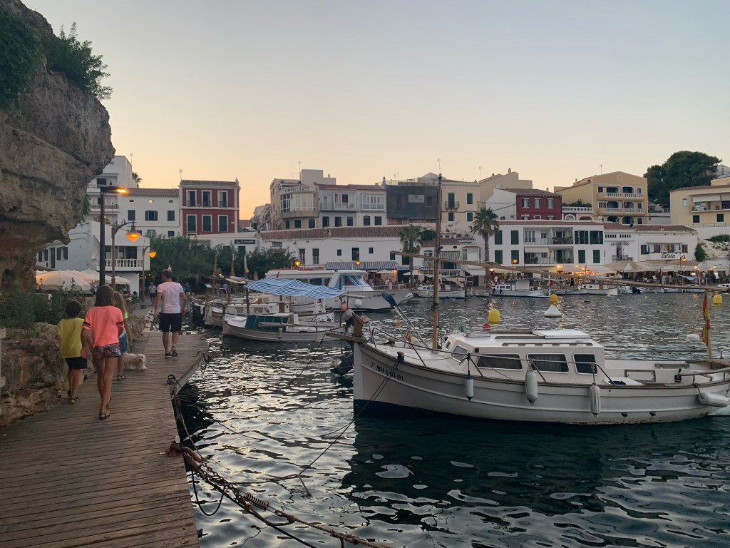 Il porticciolo caratteristico di Es Castell, Minorca, Spagna