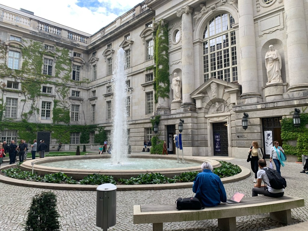 Cortile della biblioteca statale di Berlino