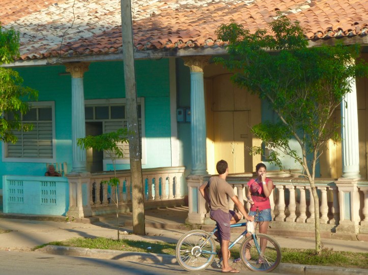 Innamorati davanti alle case colorate di Viñales alla luce del tramonto 