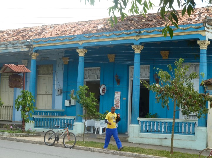 Case dai colori vivaci e verande con sedie a dondolo, Viñales, Cuba.