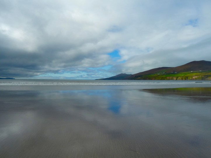 Spiaggia nella penisola di Dingle con il cielo riflesso nell’acqua 