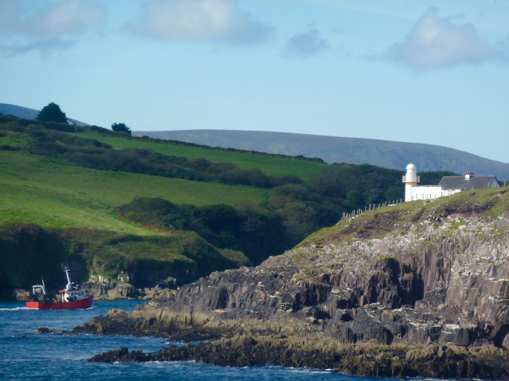 Pittoresco faro su una scogliera vicino Dingle, Irlanda