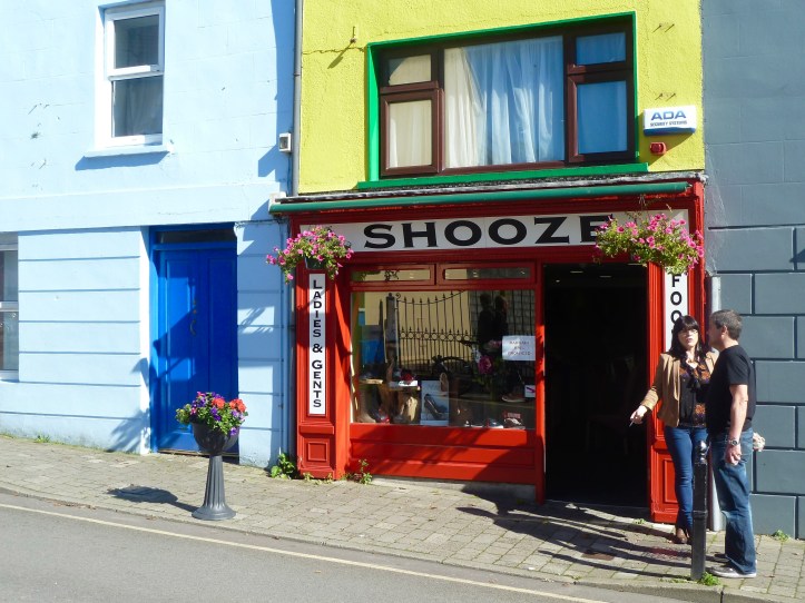I colori vivaci delle facciate dei pub, Cork, Irlanda