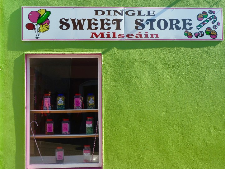 Negozio di dolciumi dalla facciata verde e rosa, Dingle, Irlanda