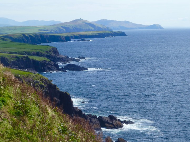 Verdi scogliere irlandesi a picco sul mare. Dingle, Irlanda