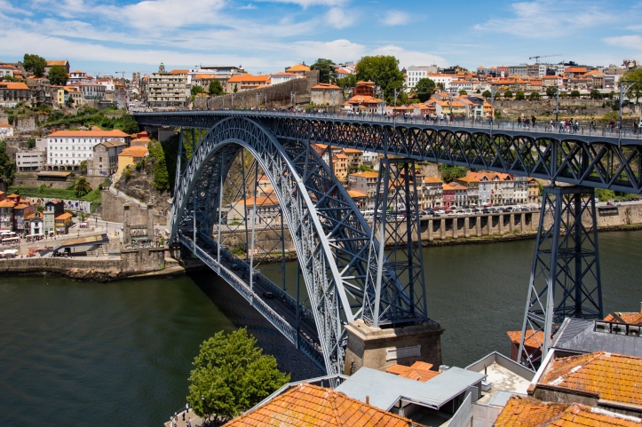 Ponte Don Luis che collega la città di Porto a Vila Nova de Gaia, dove si trovano le più grandi aziende di vino Porto