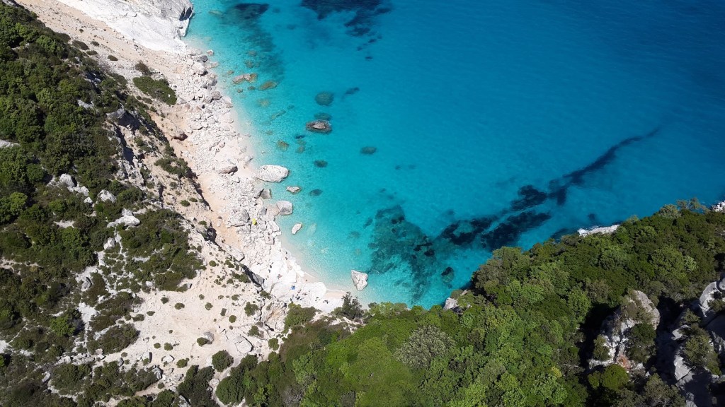 Spiaggia bianca e mare turchese, cala Turqueta, Minorca