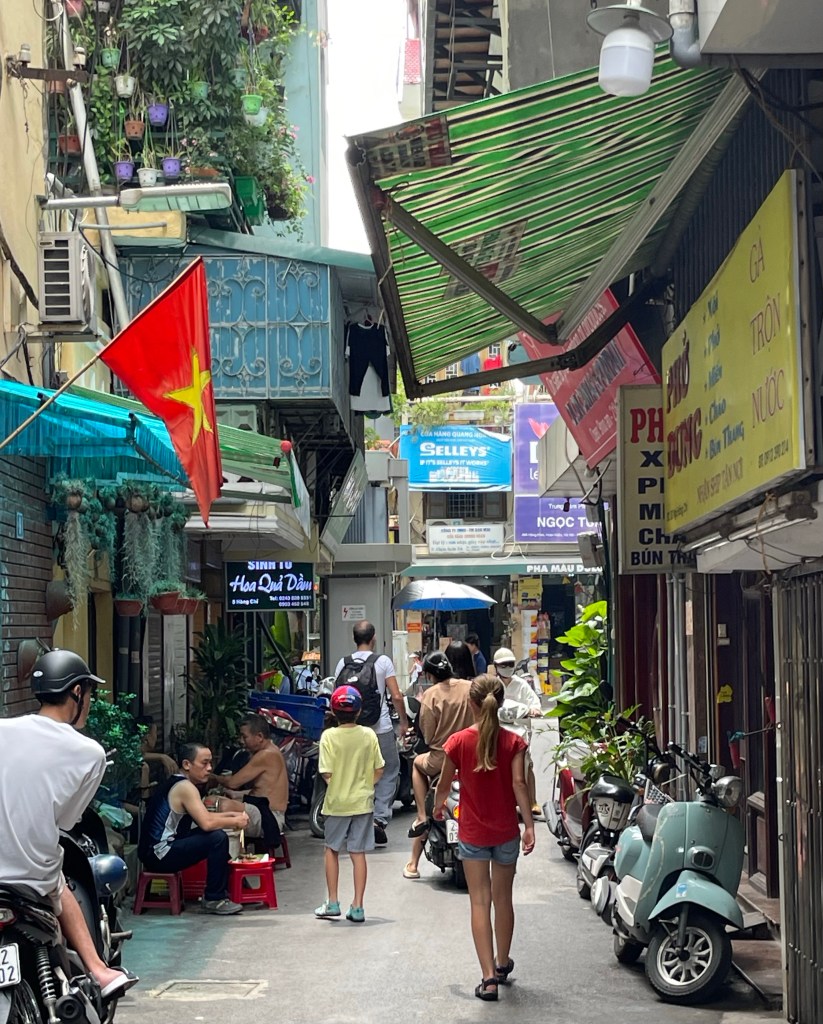 Le strette vie del quartiere vecchio di Hanoi 