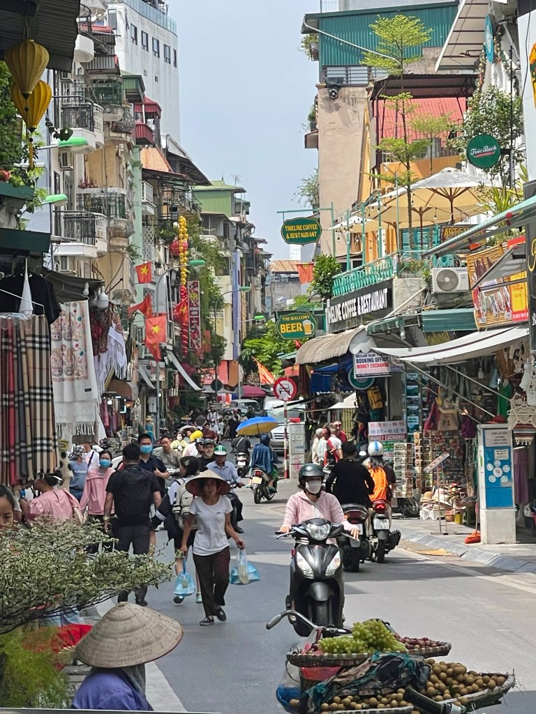Strada di Hanoi, scorcio di una strada del quartiere vecchio di Hanoi, traffico di Hanoi 