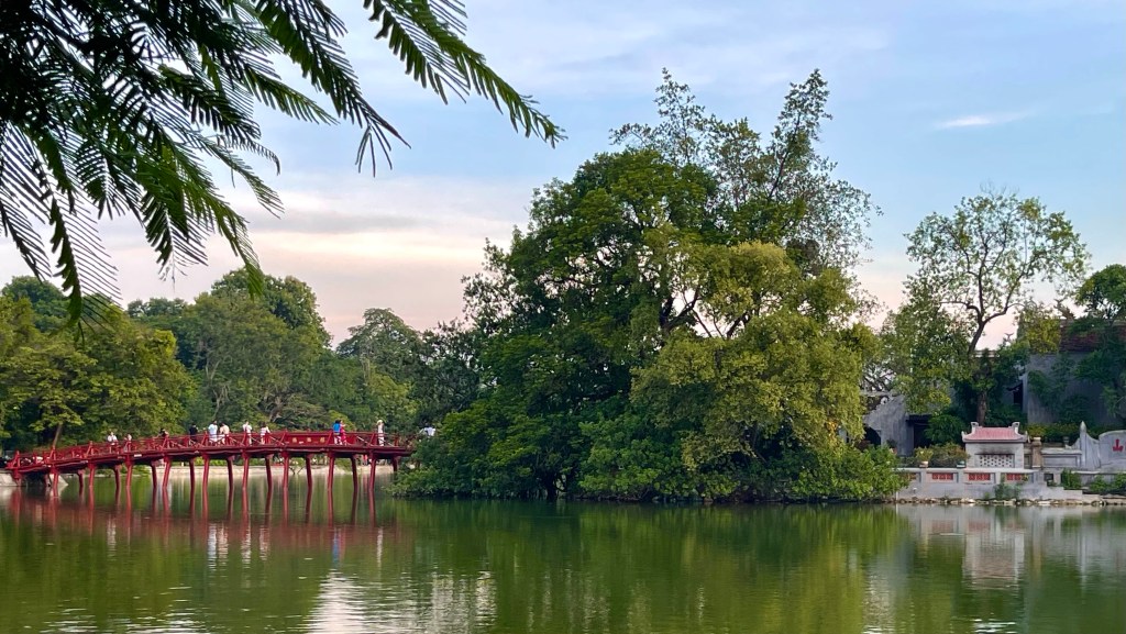 Ponte rosso di legno sul lago Hoan Kiem di Hanoi 