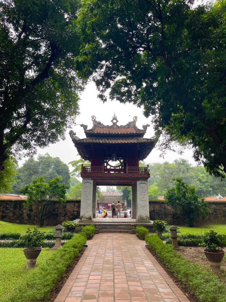Porta dedicata alla bellezza della letteratura. Tempio della letteratura di Hanoi 