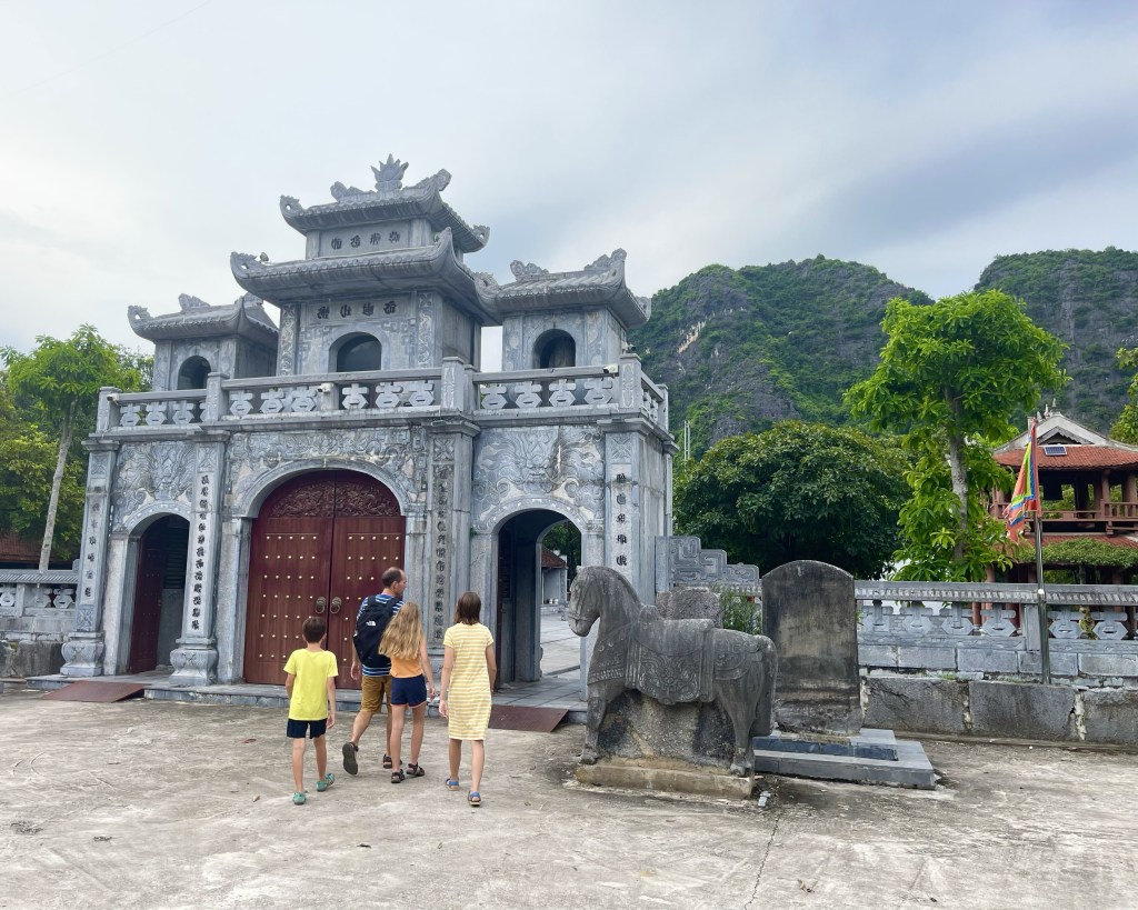 Ingresso del tempio di Thai Vi a Tam Coc 
