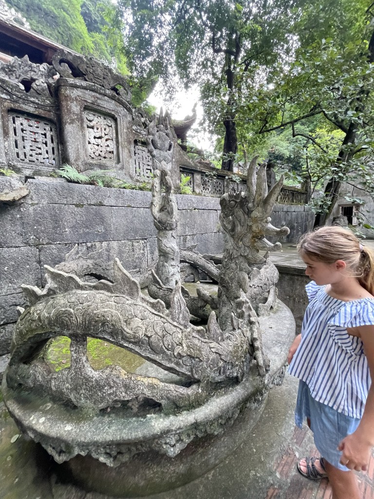 Bambina guarda dettagli della Bich Dong Pagoda a Tam Coc 