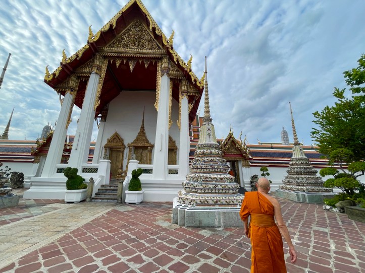 Monaco buddista fuori da un tempio a Bangkok, Wat Pho di Bangkok al tramonto