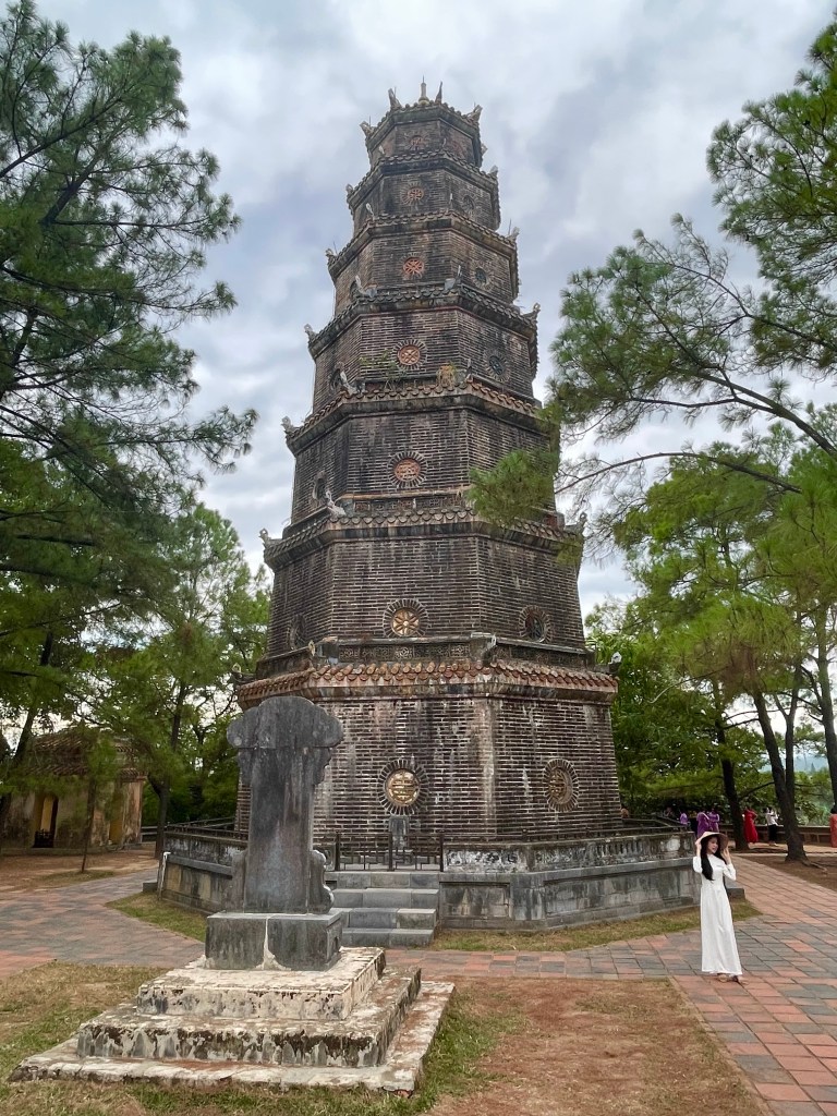 Ragazza in posa davanti alla pagoda di Thien Mu a Hue, Vietnam 