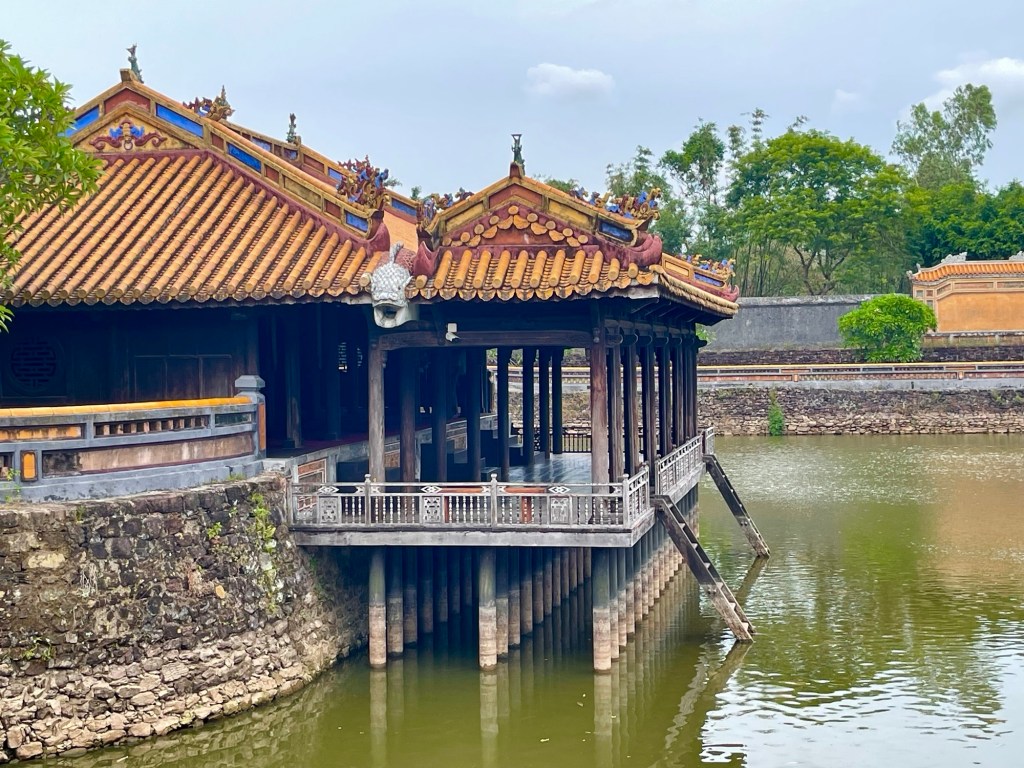 Padiglione sull’acqua del mausoleo di Tu Duc a Hue 