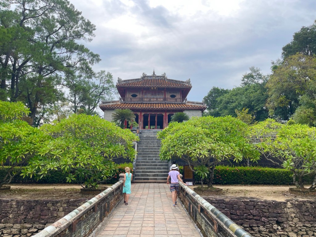 Bambini in visita alla tomba di Minh Mang a Hue, Vietnam 