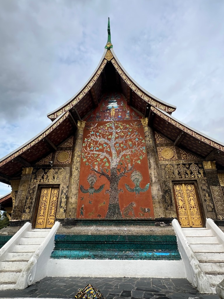 Wat Xieng Thong a Luang Prabang con porte dorate e il mosaico dell’albero della vita
