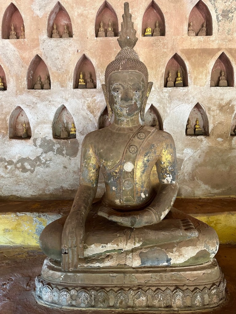 Statua di Buddha di un importante tempio a Vientiane, Laos 